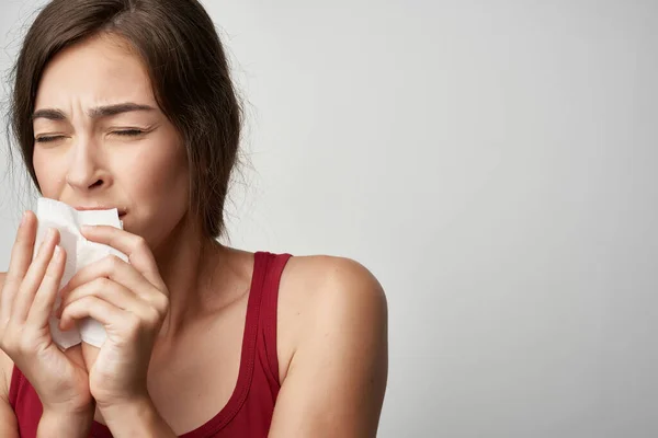 Холодная женщина с платком насморк здоровья носа крупным планом — стоковое фото