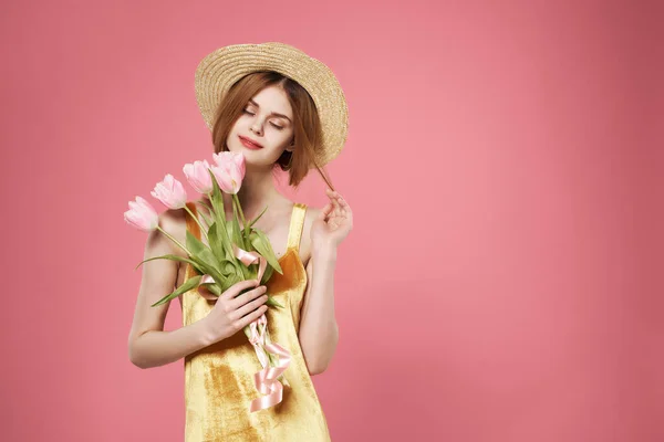 Mulher com buquê de flores decoração verão moda luxo — Fotografia de Stock