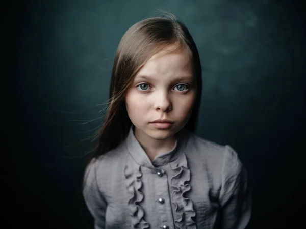 小さな女の子でドレスアップスタジオ隔離された背景 — ストック写真