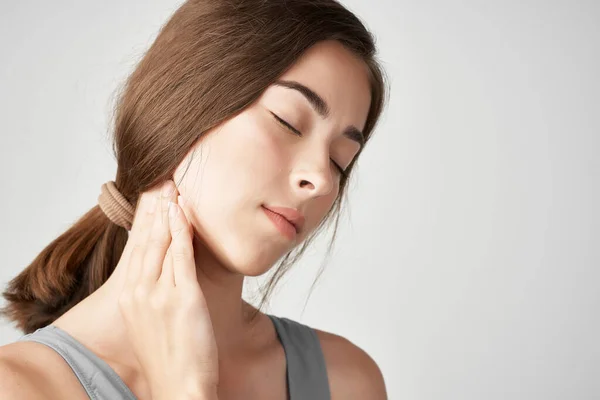 Woman in gray t shirt neck pain discontent health problems — Stock Photo, Image