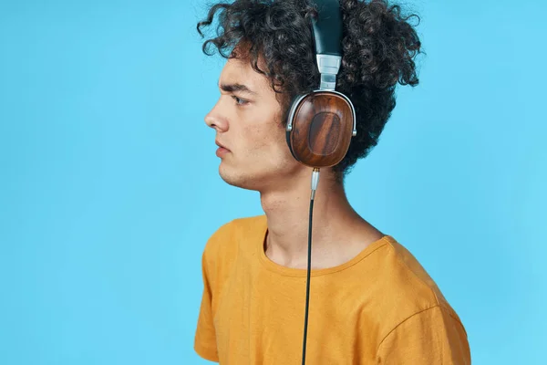 Kerel in hoofdtelefoon luisteren naar muziek technologie lifestyle studio — Stockfoto