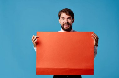 Yakışıklı adam kırmızı sayfa sunumu mavi arkaplan reklamı