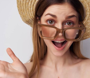 Güzel kadın, çekici. Şapka süslemeleri.