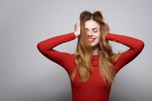 Fröhliche Frau Mode Frisur roter Pullover Modell isoliert Hintergrund — Stockfoto