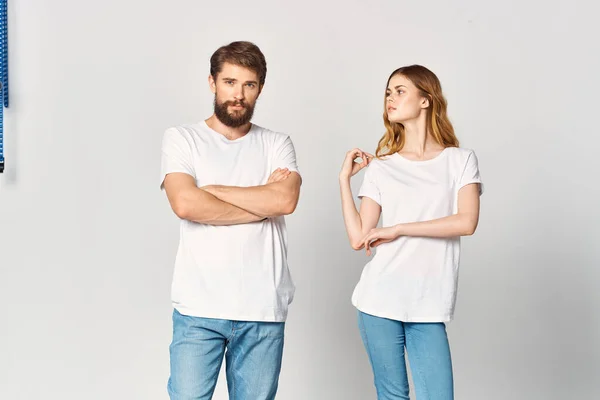 하얀 티셔츠를 입은 남녀가 패션 디자인을 사회화하는 모습 — 스톡 사진
