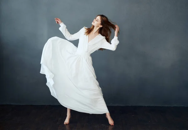 白いドレスダンスの女性が演技の魅力をポーズ — ストック写真