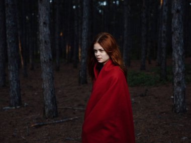 Kızıl ormandaki kızıl saçlı güzel kadın dinleniyor.