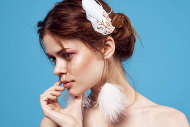 Göz kamaştırıcı bir makyaj malzemesi. Mavi arka plan.