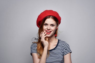 Gözlük takan neşeli bir kadın çekici görünüyor kırmızı küpeler mücevher yaşam tarzı.