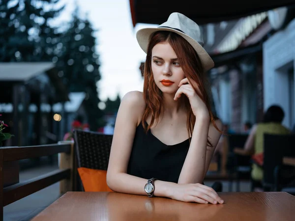 Femme avec chapeau en été café vacances petit déjeuner air frais — Photo