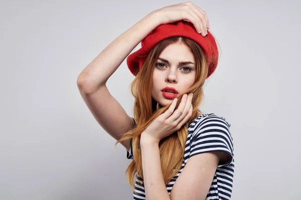 Bella donna indossa un cappello rosso trucco Francia Europa moda posa modello studio — Foto Stock