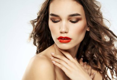 Güzel kadın kırmızı dudaklar saç stili lüks kozmetik ürünleri