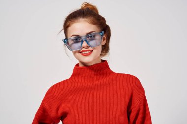 Çekici bir kadın. Kırmızı dudaklar çekici.