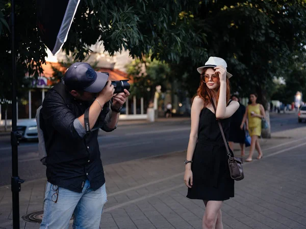 Güzel bir kadın dışarıda yürüyüş yapıyor. Yaşam tarzı. — Stok fotoğraf