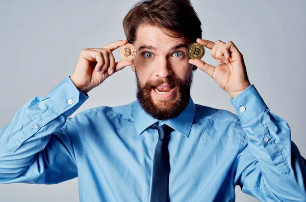Чоловік у сорочці з краваткою емоції криптовалюта фінанси електронний гаманець — стокове фото