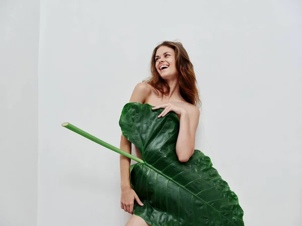 Wesoła kobieta z liściem palmy Egzotyczny urok nagie ciało — Zdjęcie stockowe