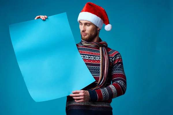 Hombre guapo en una maqueta azul navidad afiche estudio posando — Foto de Stock
