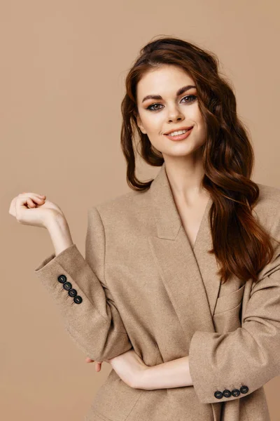 Hermosa mujer maquillaje abrigo moda glamour estudio —  Fotos de Stock