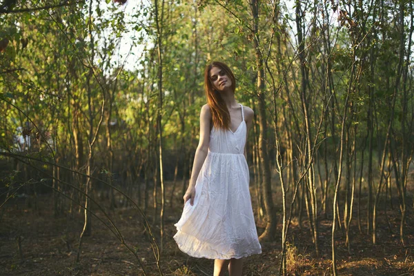 Жінка на відкритому повітрі в лісових деревах літня біла сукня — стокове фото