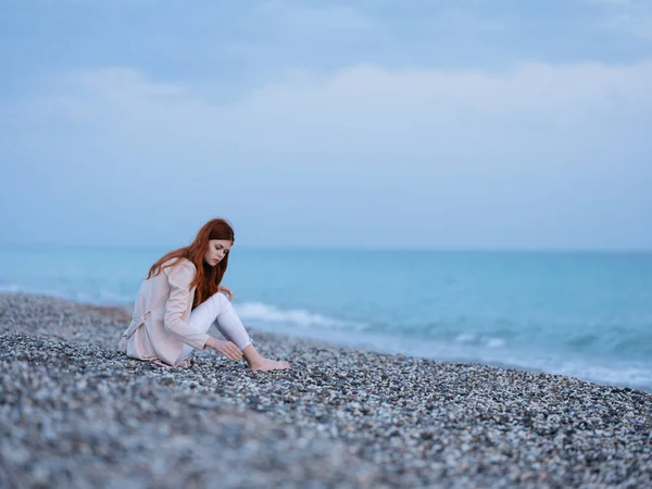 Femme assise sur le rivage plage océan paysage air frais — Photo
