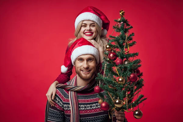 Kvinna bredvid man familj porträtt jul träd dekoration semester — Stockfoto