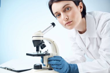 Beyaz önlüklü bir araştırma teknolojisi analizinde laboratuvar asistanı.