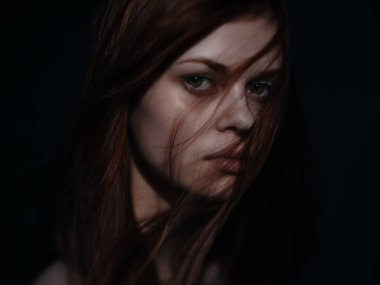 Güzel bir kadın yüzüne yakın kızıl saç makyaj stüdyosu