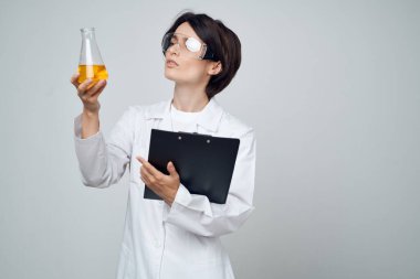 Neşeli kadın laboratuvar asistanı bilimsel araştırma kimyasal çözümü