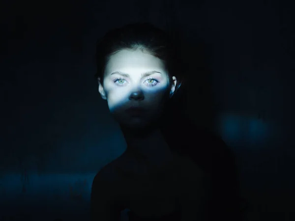 Mulher com ombros nus fundo escuro luz posando — Fotografia de Stock