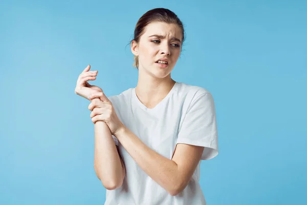 Mujer descontenta en camiseta blanca dolor corporal problemas de salud medicina — Foto de Stock