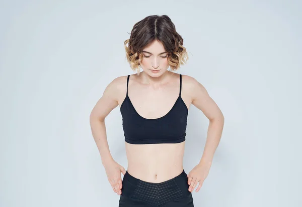 Kvinna i sport uniform övningar fitness smal figur — Stockfoto