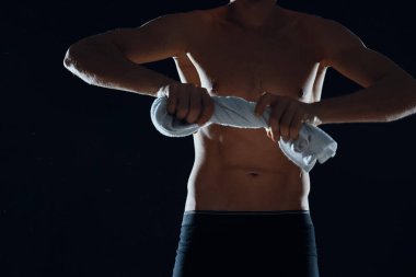 Siyah külotlu adam kaslı vücut egzersizi yapıyor.