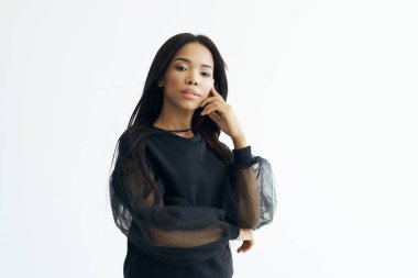 Afrikalı kadın. Koyu renk ceketli model.