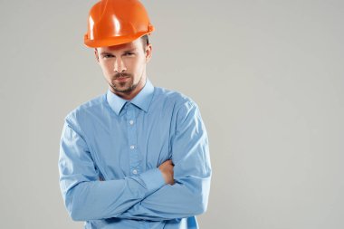 İnşaat üniforması koruma işinde çalışan bir adam.