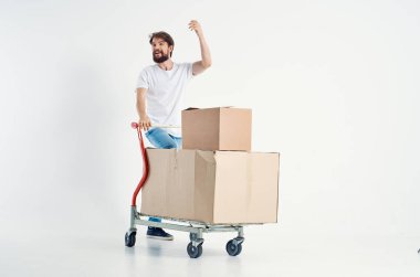 Sakallı adam izole bir arka planda nakliye gemisi taşıyor.