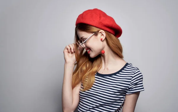 Gai femme rayé t-shirt avec chapeau rouge sourire modèle de charme — Photo