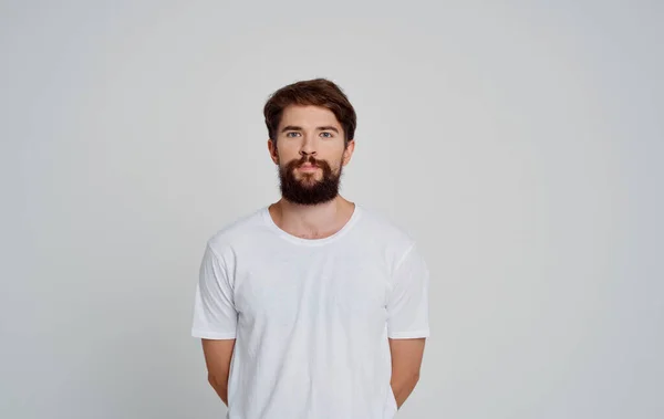 턱수염 이 있는 백인 티셔츠 스튜디오의 모습 — 스톡 사진