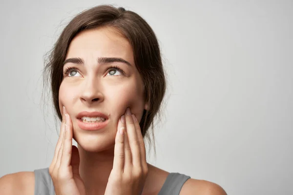 Mujer descontenta con dolor dental problemas de salud odontología — Foto de Stock