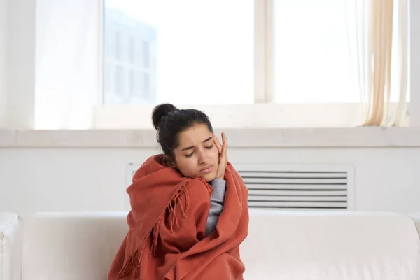 Женщина сидит дома покрытый одеялом проблемы со здоровьем холодно — стоковое фото