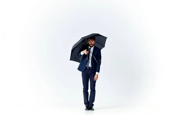 Zakenman in pak paraplu bescherming zelfvertrouwen studio — Stockfoto