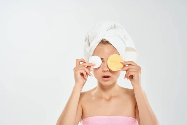 Bella donna con asciugamano sulla testa salute pulizia dermatologia della pelle pulita — Foto Stock