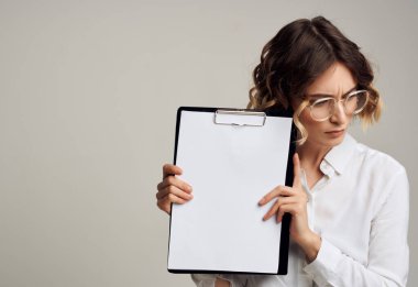 İş kadını gömlekli belge dizini elinde Boşluğu Kopyala