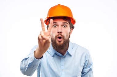 Duygusal adam elinde belgelerle ve izole edilmiş arkaplan çizimleriyle başarılı olur.