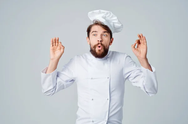 Barbuto uomo lavoro uniforme professione cucina posa studio — Foto Stock