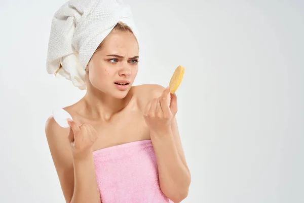 Vacker kvinna med handduk på huvudet hälsa ren hud dermatologi rengöring — Stockfoto