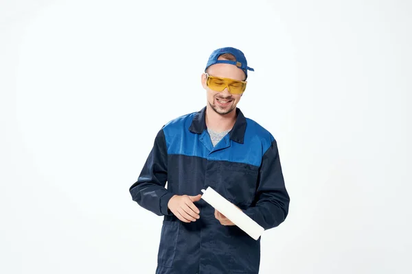 制服を着た男の家の修理塗装サービス — ストック写真