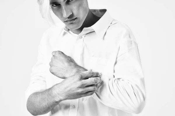 Pohledný muž s trendy účes bílá košile studio životní styl — Stock fotografie