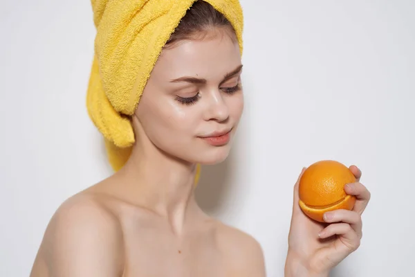 Attractive woman with bare shoulders oranges in hands clear skin — Stock Photo, Image