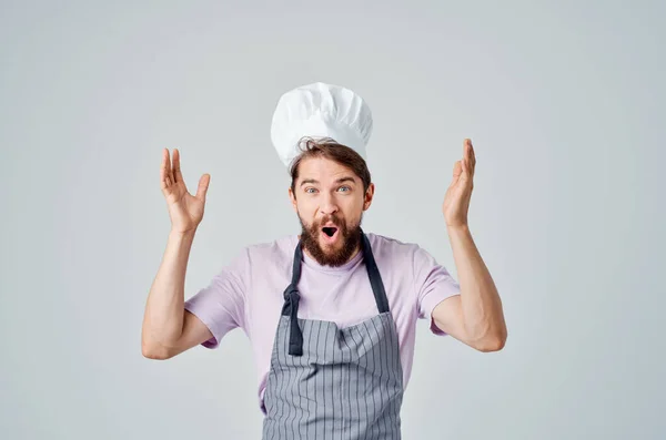 Vousatý muž v zástěře profesionální vaření restaurace — Stock fotografie