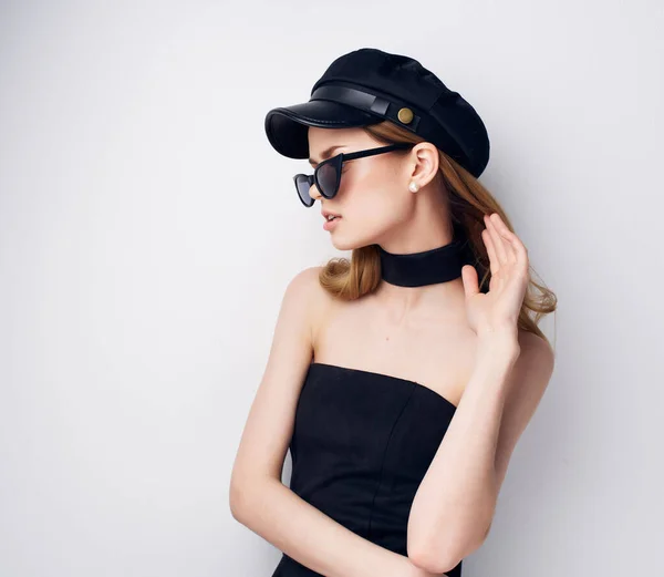 Žena sluneční brýle pózování módní moderní styl — Stock fotografie